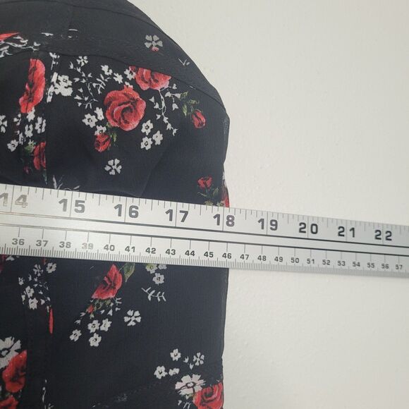 Torrid black red dark moody floral smocked back goth blouse tank top size Large - Picture 4 of 6